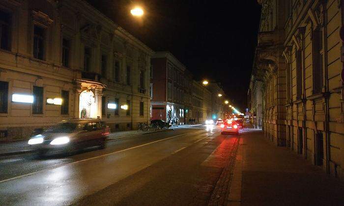 Um 23:00 Uhr scheint die Elisabethstraße noch relativ leer. Doch das sollte sich bald ändern.