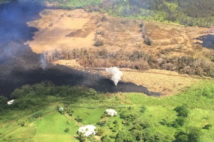 Über dem Krater des Kilauea Vulkans stieg eine große Wolke auf, aber der befürchtete Ascheregen war zunächst geringer als erwartet.