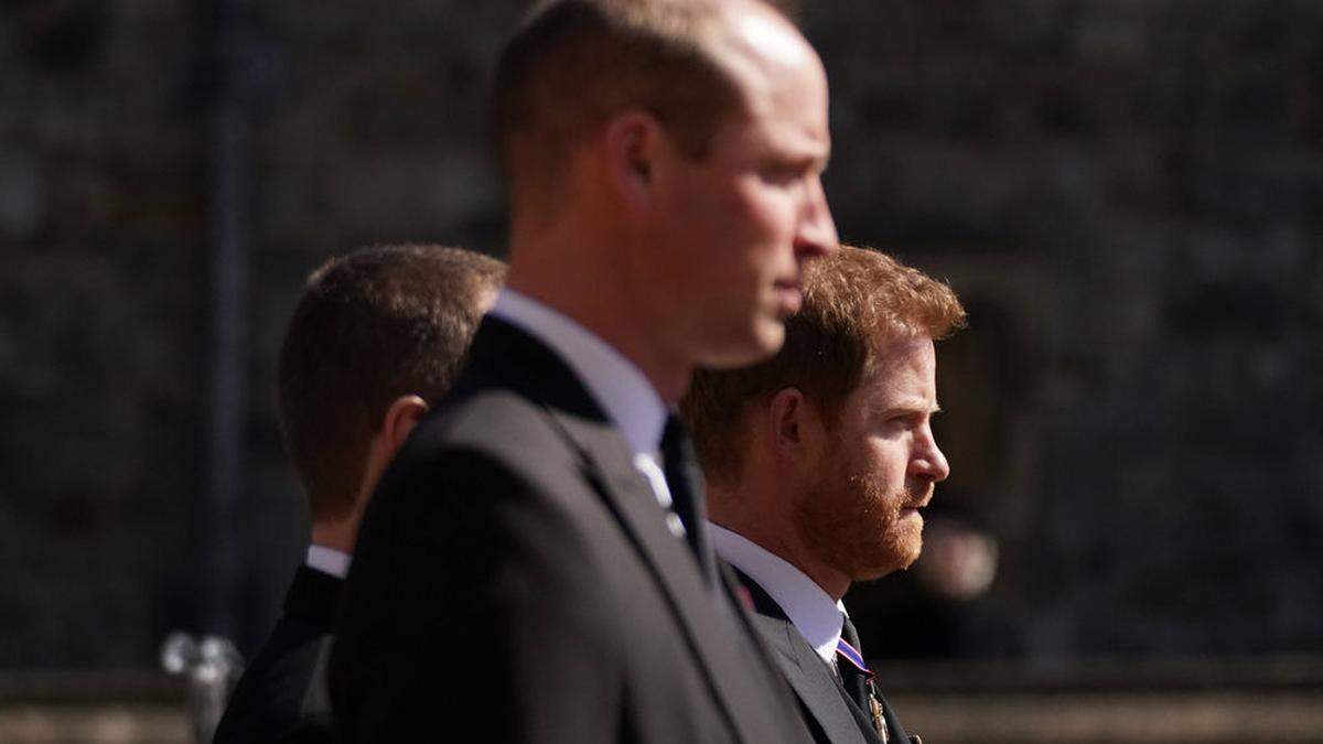 Die Brüder William und Harry beim Begräbnis von Prinz Philip. 