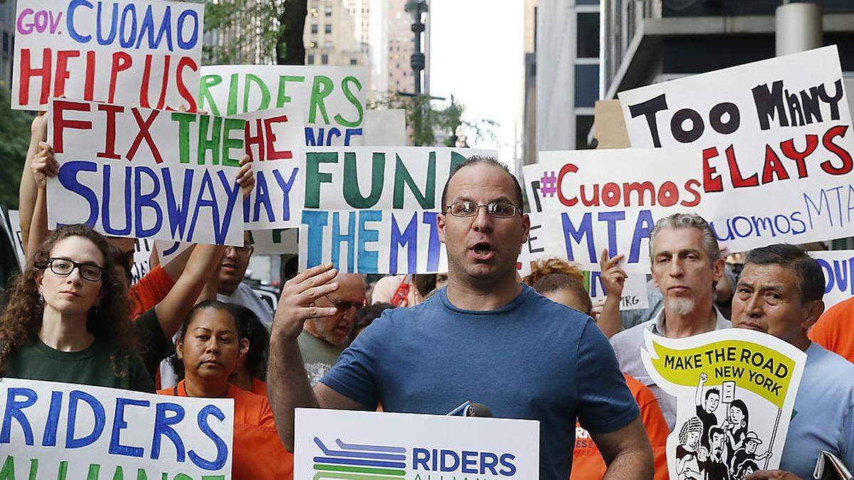 Proteste in New York - die Menschen fordern die Sanierung des U-Bahns-Systems