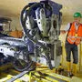 Fritz Krobath, Geschäftsführer von TM Bohrtechnik, erläutert die Bohrlafette im Semmering-Basistunnel