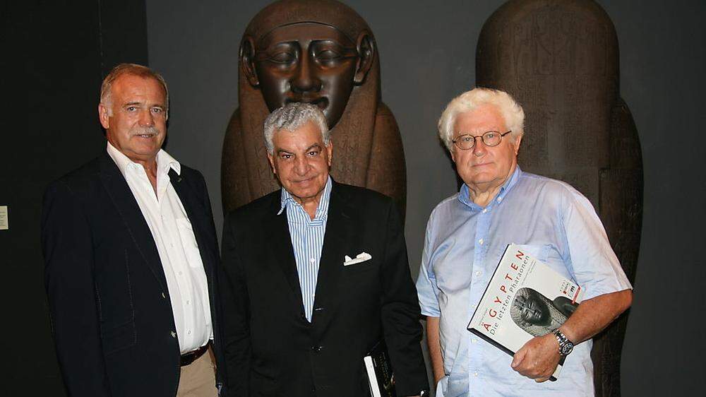 Der Leobener Vizebürgermeister Maximilian Jäger (links) und der Kurator der Ägypten-Ausstellung Wilfried Seipel (rechts) durften sich über Besuch des renommierten Ägypten-Experten Zahi A. Hawass (Mitte) freuen 