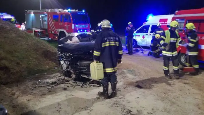 Auf der Lippitzbacher Bundesstraße in Ruden kam es am Freitag gegen 2 Uhr zu einem Unfall. Eine 19-jährige Slowenin kam aus bisher unbekannter Ursache von der Fahrbahn ab.