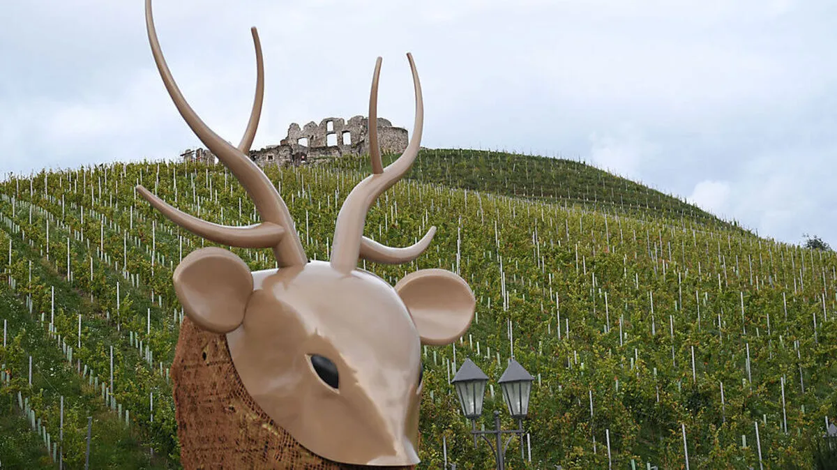 Der Kopf der "Zeitgöttin". Der Rest der Skulptur wird erst aufgebaut