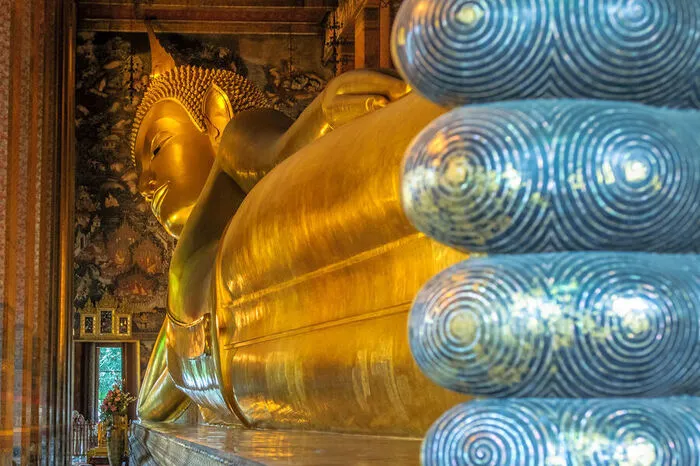 Ein Pflichtstopp in der thailändischen Hauptstadt Bangkok ist ein Besuch des Tempels des liegenden Buddhas (Wat Pho). Zwar ist die Statue aus Gold mit ihren 50 Metern Länge und 15 Metern Höhe nicht der größte Buddha Thailands, aber trotzdem imposant anzusehen.