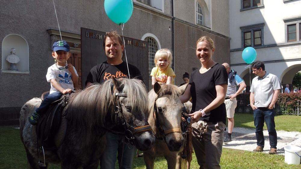 Lukas und sein Papa Oliver Zintl, sowie Katharina und ihre Mama Irene Pirtzkall mit den Ponys Mogli und Miki (von links) vom „KlippKlapp“ Ponyhof beim Dom 