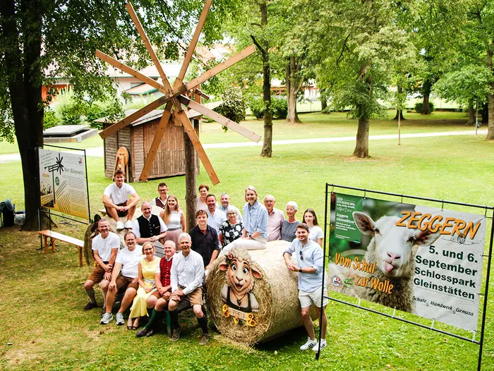 Die Zeggerngemeinschaft stimmt sich im Schlosspark Gleinstätten auf das Festwochenende ein: Am 5. und 6. September dreht sich heuer alles um das Motto „Vom Schaf zur Wolle“