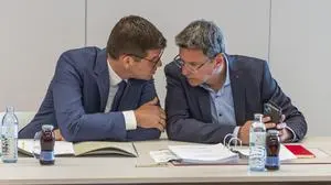 ABD0004_20251006 - KLAGENFURT - ÖSTERREICH: Landeshauptmann-Stellvertreter Martin Gruber (ÖVP) und Kärntens SPÖ-Chef Daniel Fellner am Montag, 6. Oktober 2025, im Rahmen der Regierungsklausur der Mitglieder der Kärntner Landesregierung in Klagenfurt. - FOTO: APA/WOLFGANG JANNACH