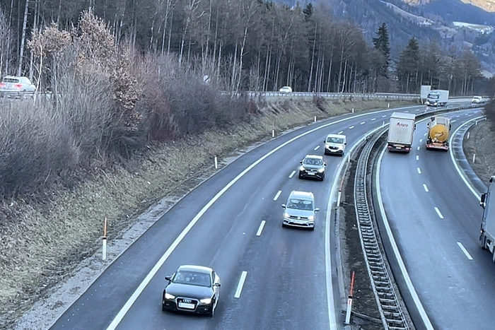 Die Autobahn (A9, Pyhrnautobahn) und die Bundesstraße (li.) in  Rottenmann