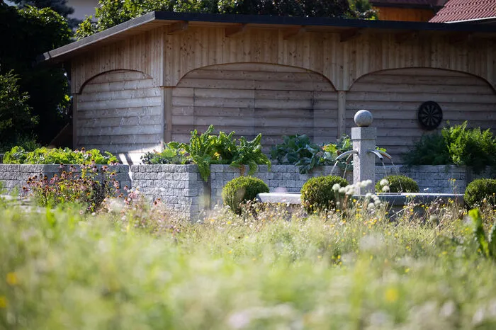 Der Blick zu Geräteschuppen und Gemüsegarten