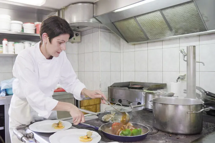 Wirtstochter und Köchin Nina bereit das Essen vor.