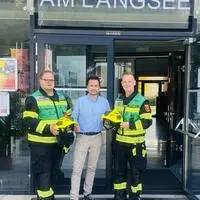 Sanitätsbeauftragter Günther Jergatsch, Gemeindevorstand Hannes Rabitsch und Feuerwehrsanitäter Maxi Wachernig freuen sich über die neuen Rettungshelme