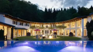 Die „Villa Olymp“, eingebettet in den Wäldern Micheldorfs, steht zum Verkauf