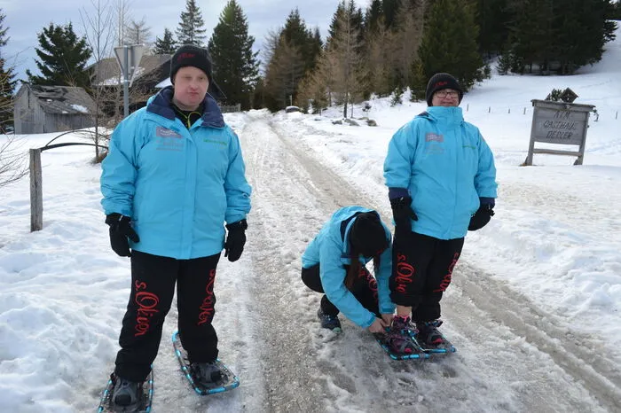 Gestärkt mit einer Banane geht es an diesem Tag auf der Sommeralm nach dem Anziehen der Schneeschuhe mit Hilfe von Ganster und Grandits auf die Strecke.