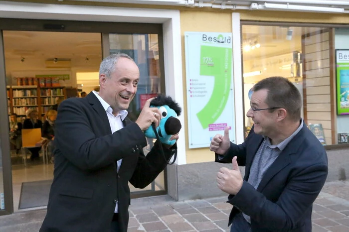 ... welches Kleine Zeitung-Deskchef Georg Lux und Fotograf Helmuth Weichselbraun (von rechts) in der St. Veiter Buchhandlung Besold präsentierten. 