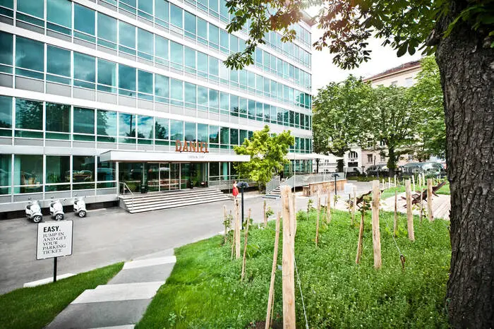 Hotel Daniel Vienna (Wien).Direkt neben der Wiener Hauptverkehrsader (Landstraßer Gürtel) liegt das Hotel Daniel, eine grüne Oase mit wuchernden Nutzpflanzen. Im Vorgarten wachsen Weinreben, Kräuter, Tomaten, Kürbisse und Gurken.