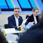 Wirtschaftsminister Wolfgang Hattmannsdorfer tagte mit der Preiskommission samt Natalie Harsdorf von der BWB | Wirtschaftsminister Wolfgang Hattmannsdorfer tagte mit der Preiskommission. Rechts: Natalie Harsdorf