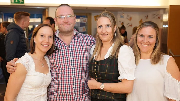 Obmann Franz Pleschberger mit einigen fleißigen Helferinnen. 