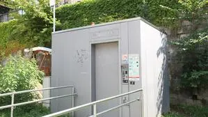Für den Besuch einer öffentlichen Toilette (am Bild im Lendhafen) muss man mittlerweile einen Euro zahlen