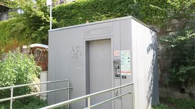 Für den Besuch einer öffentlichen Toilette (am Bild im Lendhafen) muss man mittlerweile einen Euro zahlen