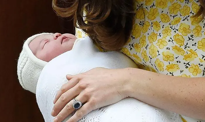 Kate präsentiert Prinzessin Charlotte