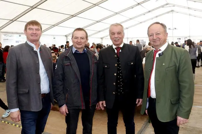 Obmann Alois Hausleitner und Geschäftsführer Peter Kaufmann mit Gästen beim Josefimarkt der Agrarunion Südost.
