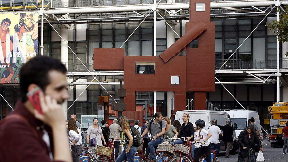 Die Riesen-Plastik &quot;Domestikator&quot; vor dem Centre Pompidou