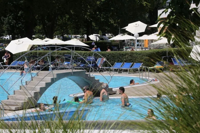 Ansichtssache: 25 Grad warm oder kühl ist das Wasser im Außenpool der Parktherme Bad Radkersburg