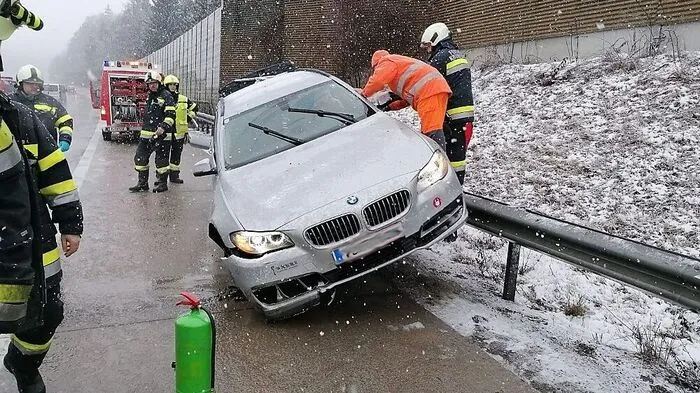 Unfall auf der Südautobahn auf Höhe Velden: Ein Mann und ein Hund mussten aus einem Fahrzeug befreit werden