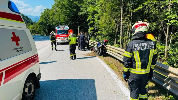 Die Feuerwehr und das Rote Kreuz versorgten den verletzten Motorradfahrer