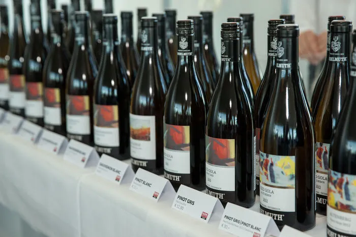 Vom Gelben Muskateller Steinriegel 2015 über den Pinot Blanc Gola 2015 bis hin zum Rabenkropf 2013 wurden alle Weine gemeinsam mit dem Winzer verkostet.