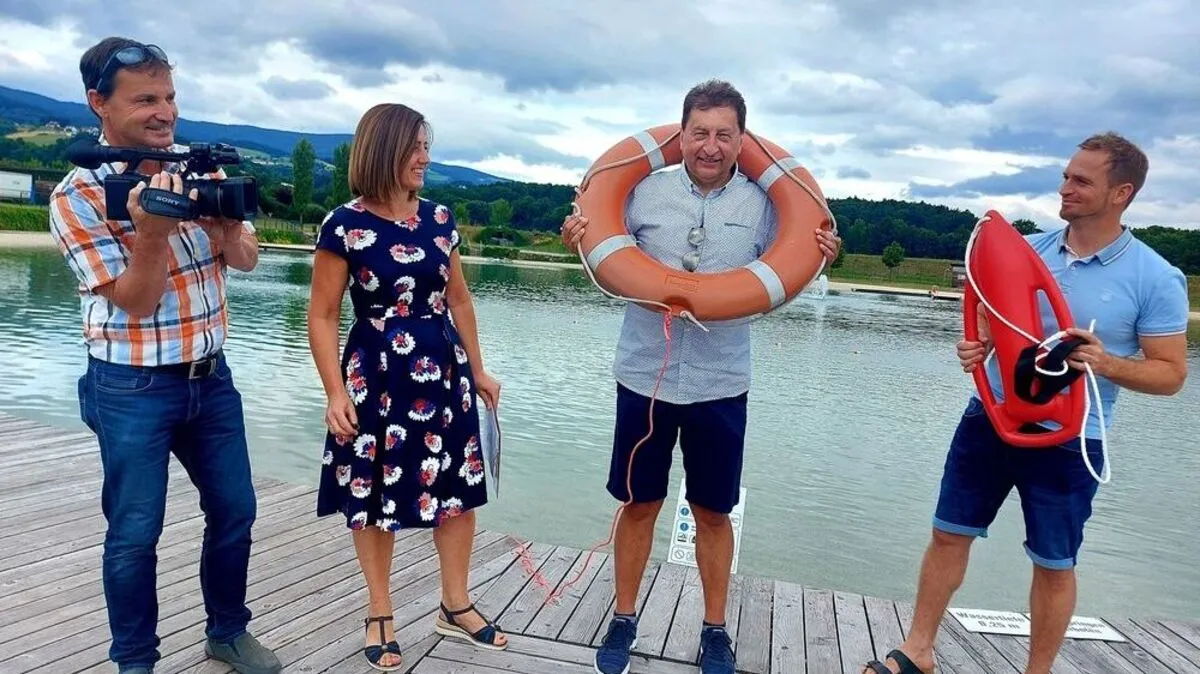 Kirche geht baden: Andrea und Karl Schalk vom Videoteam, Pfarrer Josef Reisenhofer und Bürgermeister Matthias Kratzmann