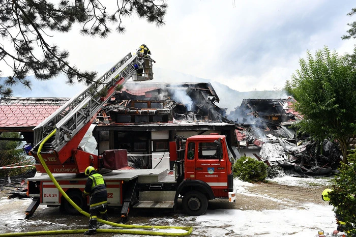 Ein Feuerwehrmann wurde bei den Löscharbeiten verletzt. Er erlitt eine Rauchgasvergiftung.
