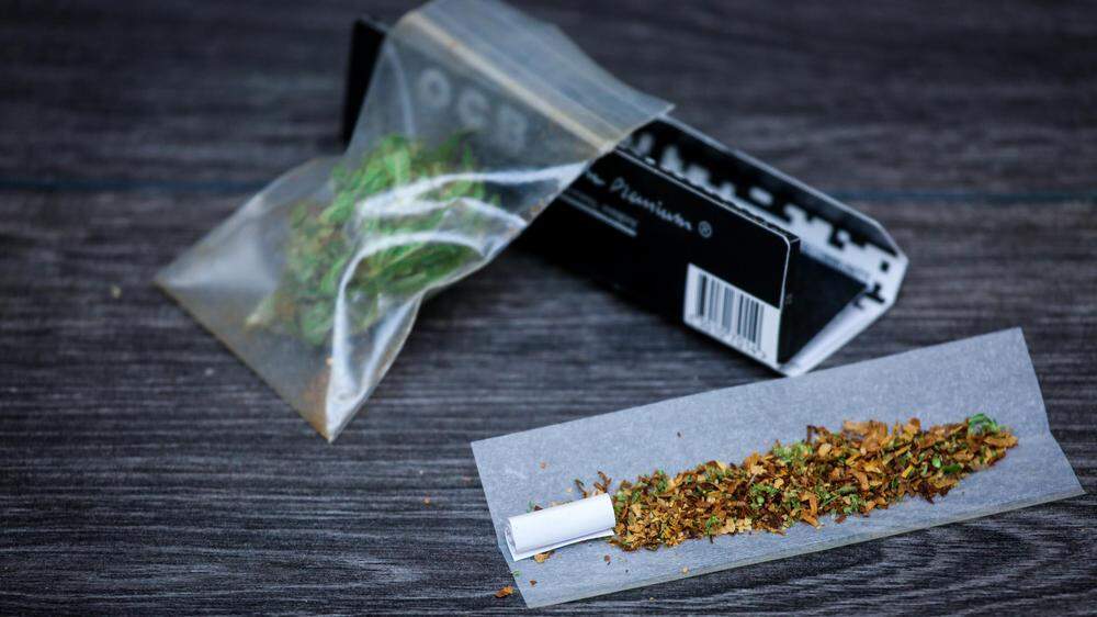 Bei einem 17-Jährigen wurden geringe Mengen an Cannabiskraut und Suchtgiftutensilien gefunden (SUJET)