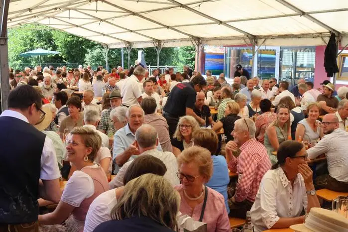 In optimaler Feierlaune unter anderem gesichtet: FF-Kommandant-Stellvertreter Josef Grün, Kameradschaftsführer Josef Trattner, BTV-Regionalfernsehen-Geschäftsführer Hannes Merl, Mediziner Bruno Schmoliner sowie Bäcker-Innungsmeister Martin Vallant. 