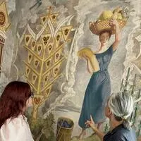 Beatrix Vreča und Gerhard Schleich laden zur Spezialführung zu vergessenen Kunstschätzen in Bad Radkersburg. Im Bild: Wandmalerei von Fritz Silberbauer im Rathausturm