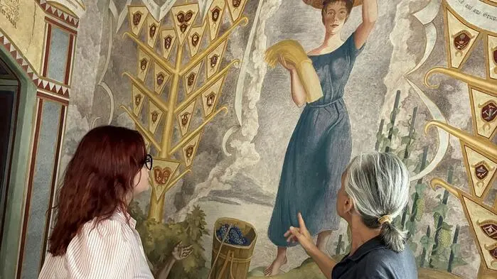 Beatrix Vreča und Gerhard Schleich laden zur Spezialführung zu vergessenen Kunstschätzen in Bad Radkersburg. Im Bild: Wandmalerei von Fritz Silberbauer im Rathausturm