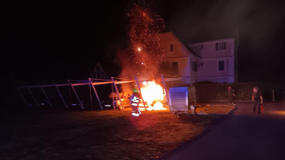 In Paldau fing ein in einem Carport geparktes Fahrzeug Feuer