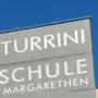 Schriftzug am Gebäude der Peter-Turrini-Volksschule St. Margarethen | Der Name steht schon länger am Gebäude – jetzt wird die Schule offiziell umbenannt