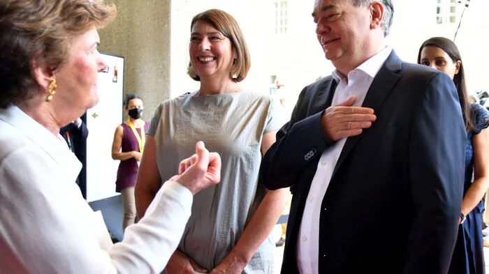 Festspielpräsidentin Helga Rabl-Stadler begrüßt Vizekanzler Werner Kogler und Lebensgefährtin Sabine Jungwirth.