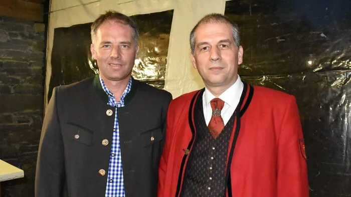 Rechts im Bild: Der Obmann der Trachtenkapelle Tiffen Harald Domenig.