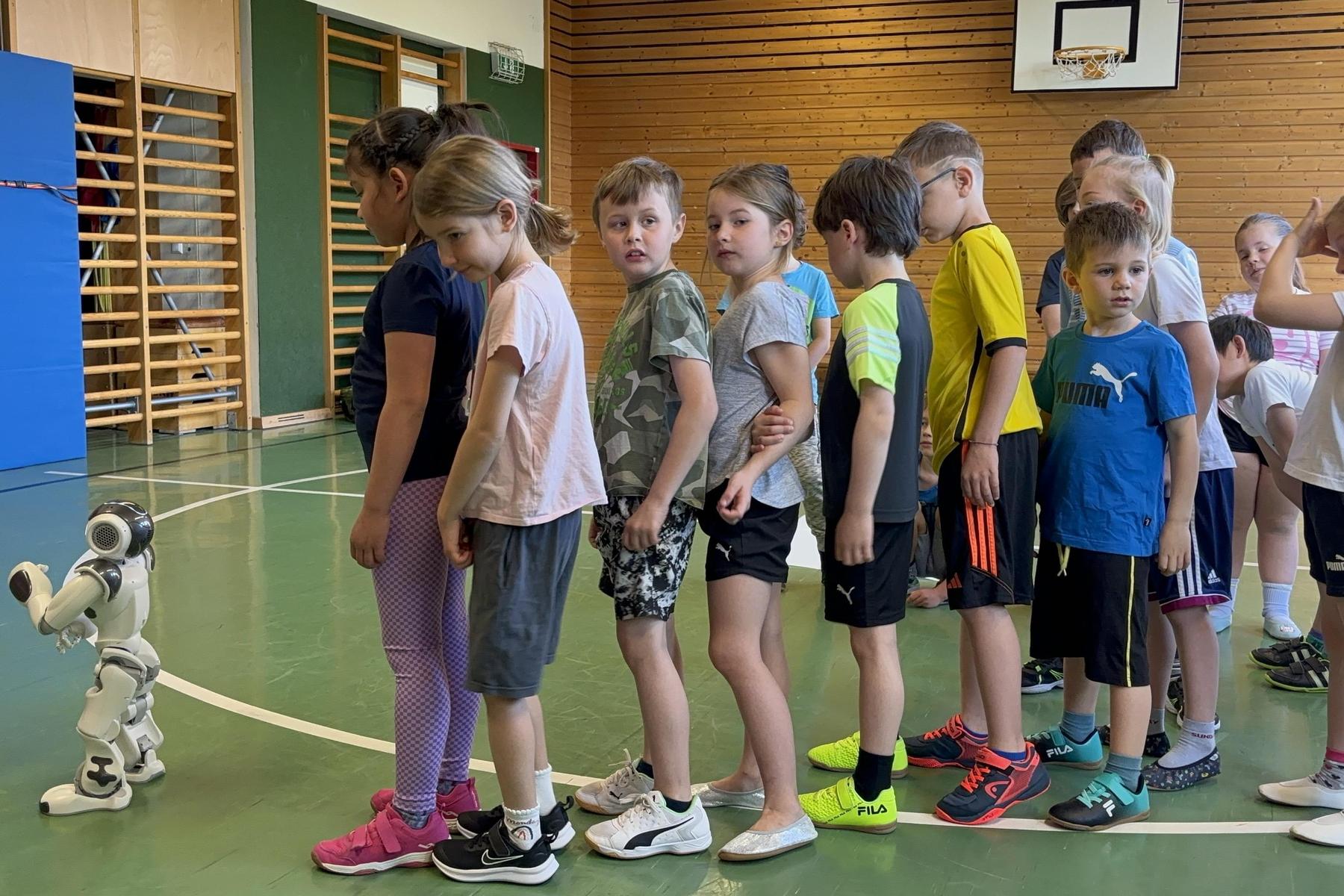 Schule in Kärnten: Erste Turnstunde mit Roboter Elias