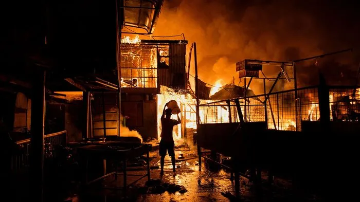 Sieben Menschen wurden bei dem Brand in der Nacht zum Mittwoch verletzt, wie die Behörden mitteilten.