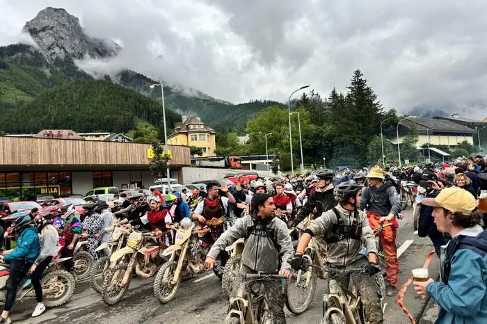 Der Sturm auf Eisenerz ist jedes Jahr ein Gruß der Teilnehmerinnen und Teilnehmer beim Red Bull Erzbergrodeo und zieht immer eine große Anzahl an Zuschauern an die Straßenränder