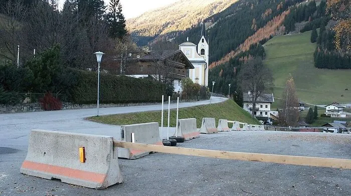 Parken vor der Kirche war mehr als 20 Jahre möglich. Jetzt ist der Platz mit Betonleitwänden blockiert