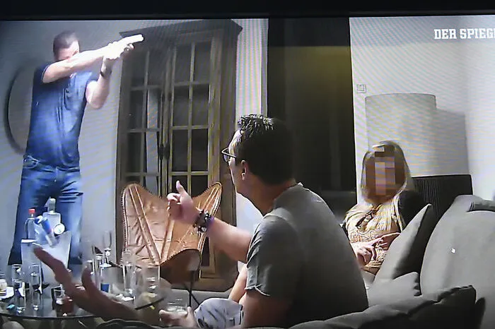 Die Probleme, vor denen Strache nun steht, lassen derartige Ärgernisse verblassen. Am 17. Mai 2019 erschütterte die Enthüllung des Ibiza-Videos durch "Süddeutsche Zeitung" (SZ) und "Spiegel" das blaue Weltbild und die Republik. Strache war (gemeinsam mit Ex-Klubchef Johann Gudenus) bereits im Sommer 2017 in eine von bisher Unbekannten gestellte Video-Falle auf Ibiza getappt und leitete dort selbst sein politisches Ende ein.
