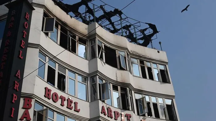 Bei dem Brand im Hotel Arpit Palace in der Innenstadt von Neu Delhi wurden nach Angaben der Feuerwehr mindestens 17 Menschen getötet und drei verletzt. 35 Menschen wurden gerettet.  