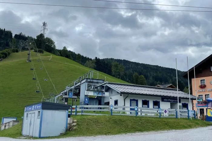 Die Forstaubahn ist in die Jahre gekommen, hier die Talstation direkt in der Gemeinde Forstau. Der Standort bleibt der gleiche, ein Teil der Station wird wiederverwendet