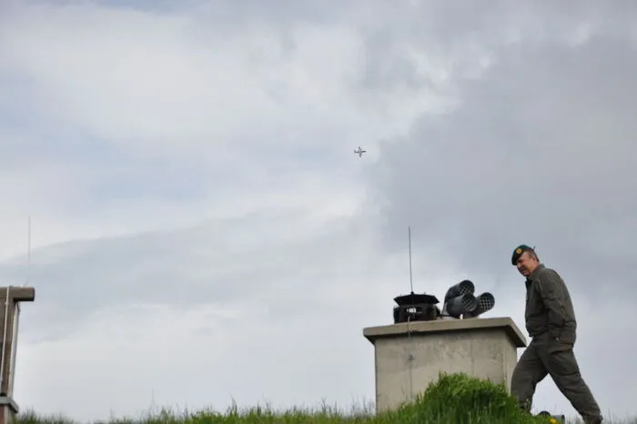Die Saab 105 und Eurofighter feuerten auf Ziele in der Landschaft.