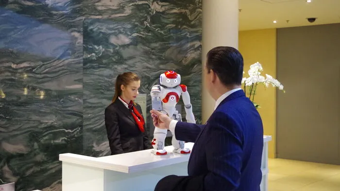 Seit 2015 werden Gäste im belgischen Ghent Marriott vom hoteleigenen Humanoiden “Mario” begrüßt. Heute hat Mario Kultstatus erreicht und wurde mit dem “MarioMonday” zum lokalen Social Media Star. Mario ist Allrounder und unterstützt an allen Stellen im Hotel. Gäste können dem 56 Zentimeter großen Humanoiden während des Check-Ins bei der Schlüsselübergabe begegnen, Infos zu Veranstaltungen und Busfahrplänen in der Lobby erfragen oder am Frühstücksbuffet Fragen zu den verschiedenen Speisen stellen. Hilfreich ist sicherlich auch, dass dieser rund 19 Sprachen sprechen und verstehen kann.